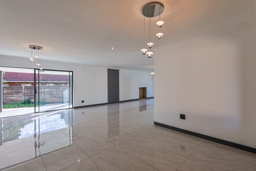 6 Bedroom Property for Sale in Meyerspark Gauteng