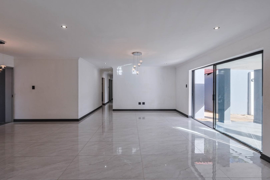 6 Bedroom Property for Sale in Meyerspark Gauteng