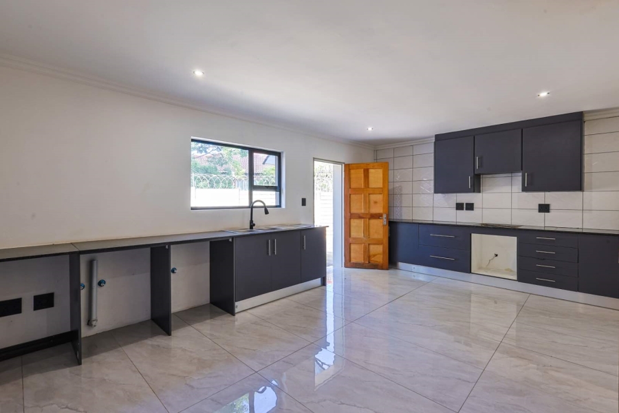 6 Bedroom Property for Sale in Meyerspark Gauteng