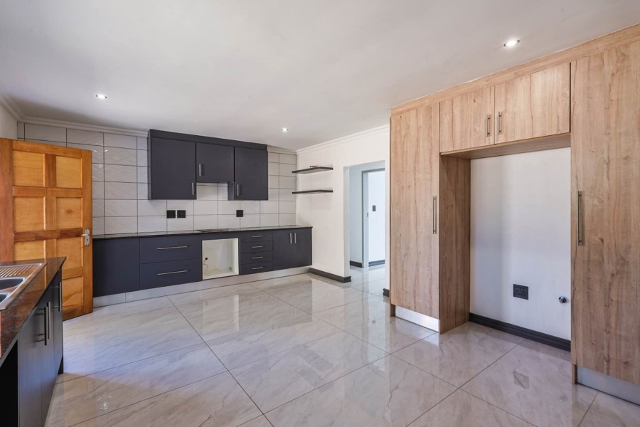 6 Bedroom Property for Sale in Meyerspark Gauteng