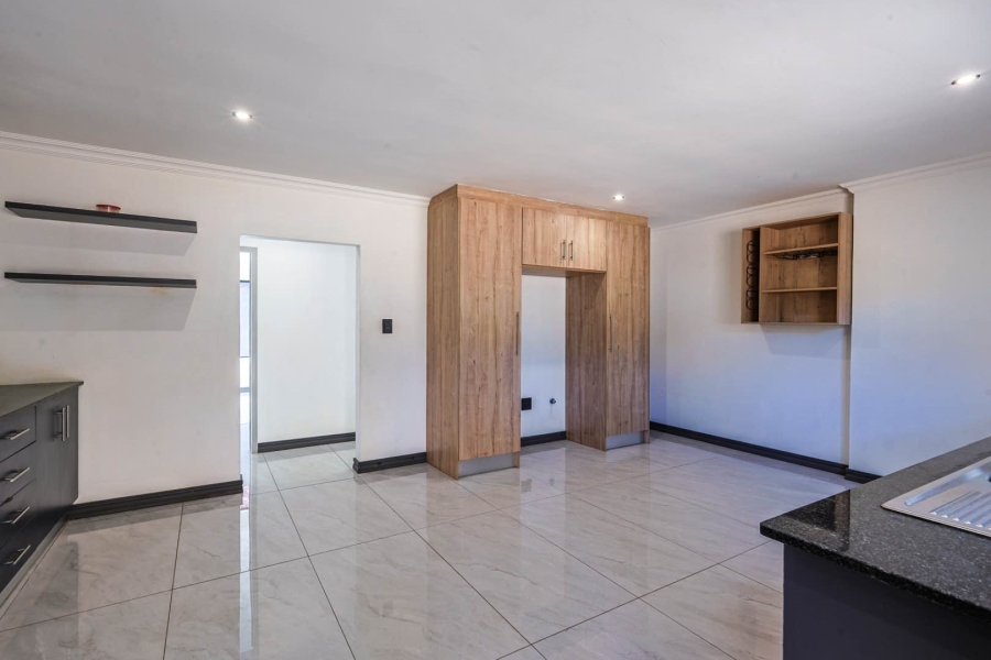 6 Bedroom Property for Sale in Meyerspark Gauteng