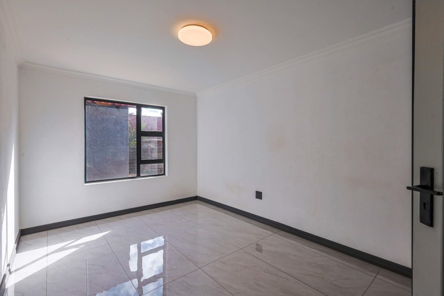 6 Bedroom Property for Sale in Meyerspark Gauteng