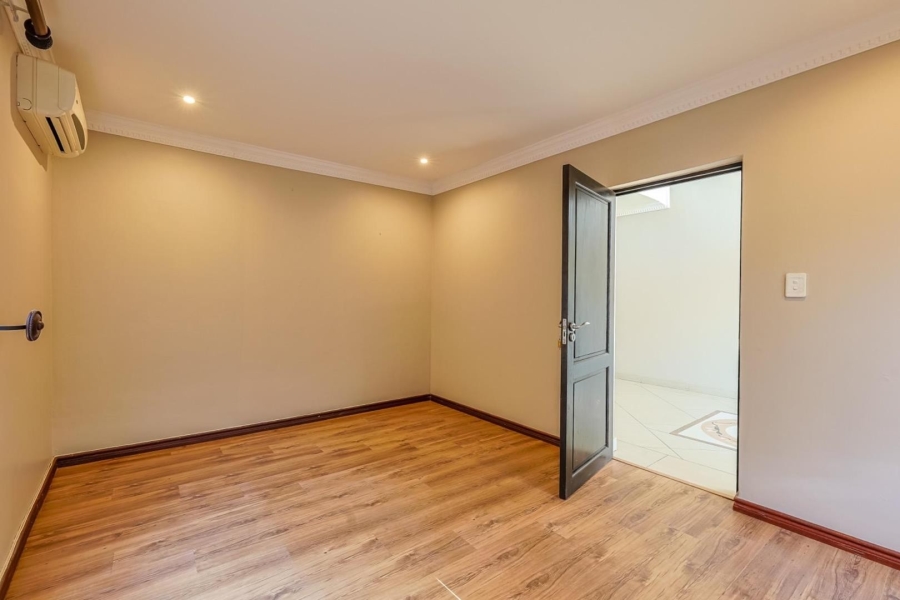 5 Bedroom Property for Sale in Willow Acres Gauteng