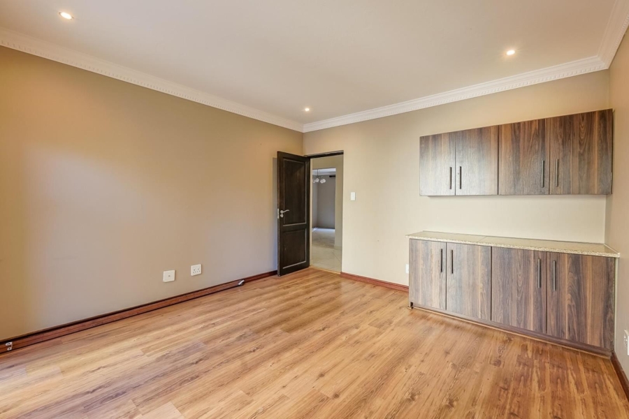 5 Bedroom Property for Sale in Willow Acres Gauteng