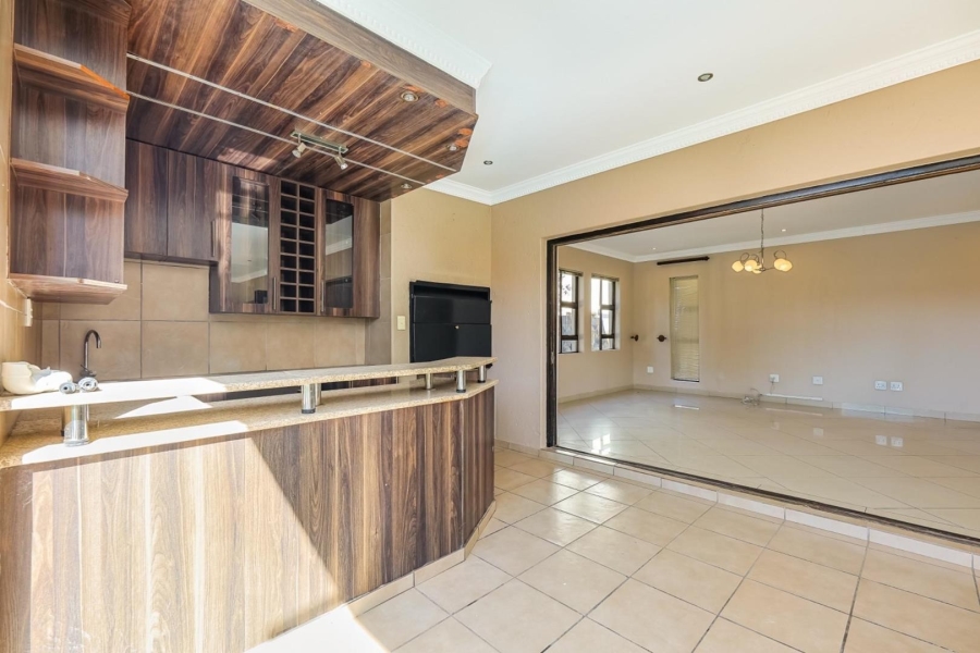 5 Bedroom Property for Sale in Willow Acres Gauteng