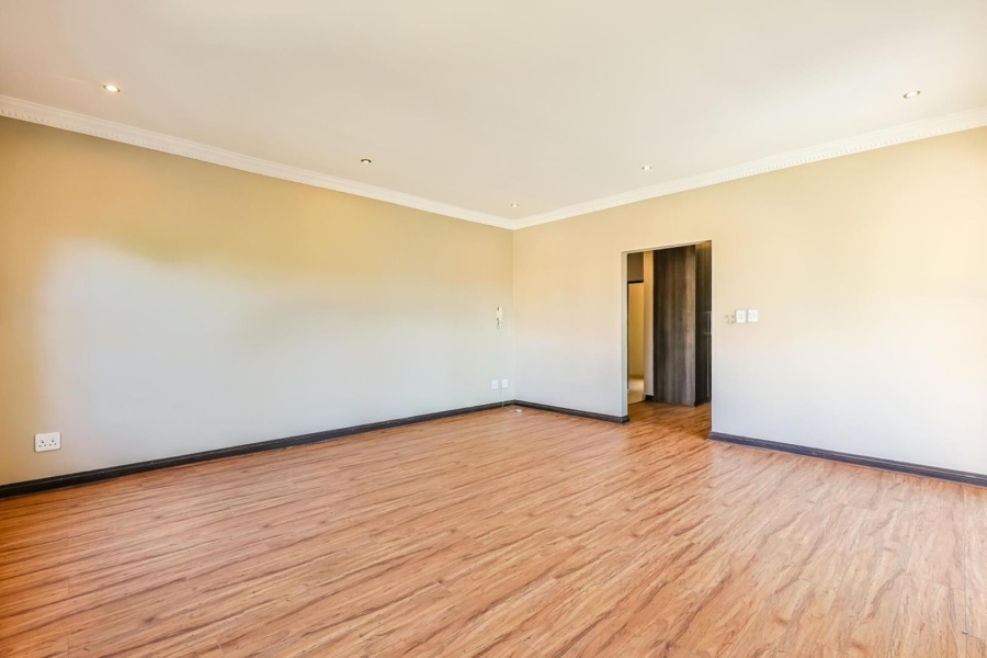 5 Bedroom Property for Sale in Willow Acres Gauteng