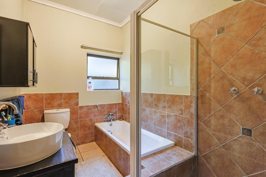 4 Bedroom Property for Sale in Woodhill Estate Gauteng