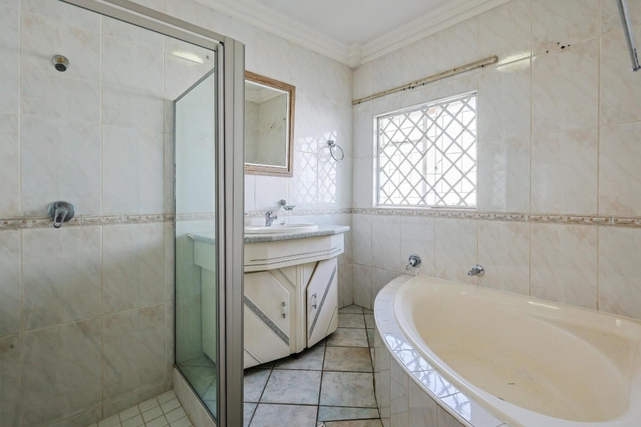 5 Bedroom Property for Sale in Waterkloof Ridge Gauteng