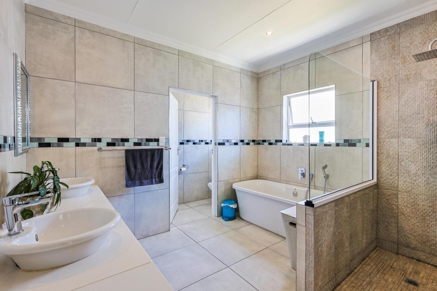 5 Bedroom Property for Sale in Country View Estate Gauteng