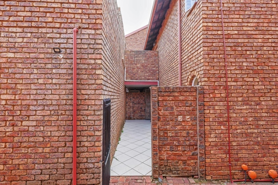 2 Bedroom Property for Sale in Garsfontein Gauteng