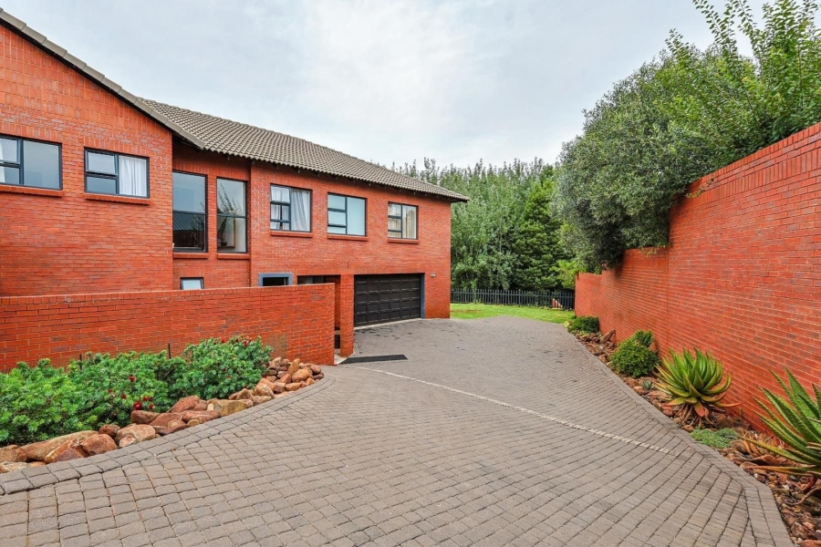 5 Bedroom Property for Sale in Zwavelkloof Gauteng