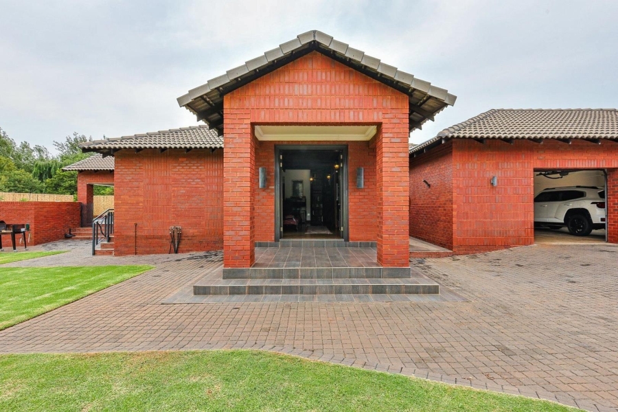 5 Bedroom Property for Sale in Zwavelkloof Gauteng