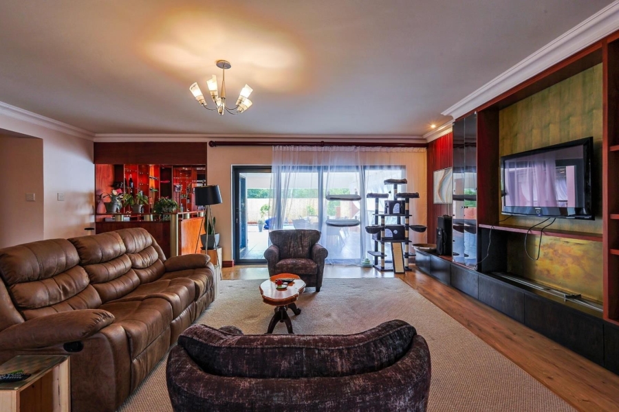 5 Bedroom Property for Sale in Zwavelkloof Gauteng