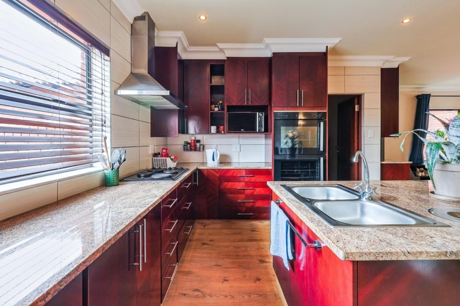 5 Bedroom Property for Sale in Zwavelkloof Gauteng