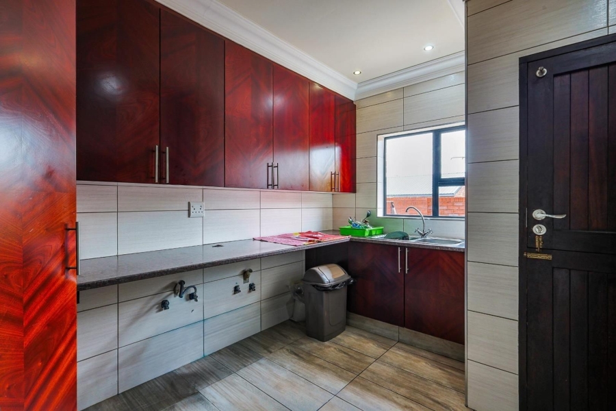 5 Bedroom Property for Sale in Zwavelkloof Gauteng