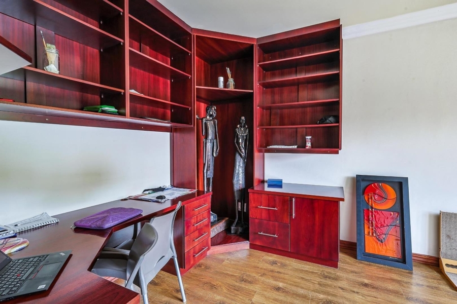 5 Bedroom Property for Sale in Zwavelkloof Gauteng