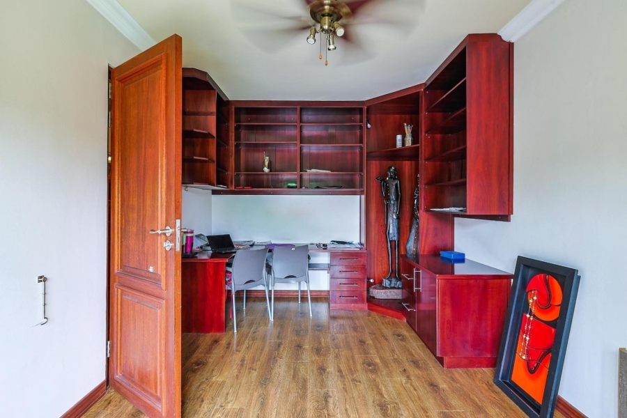 5 Bedroom Property for Sale in Zwavelkloof Gauteng