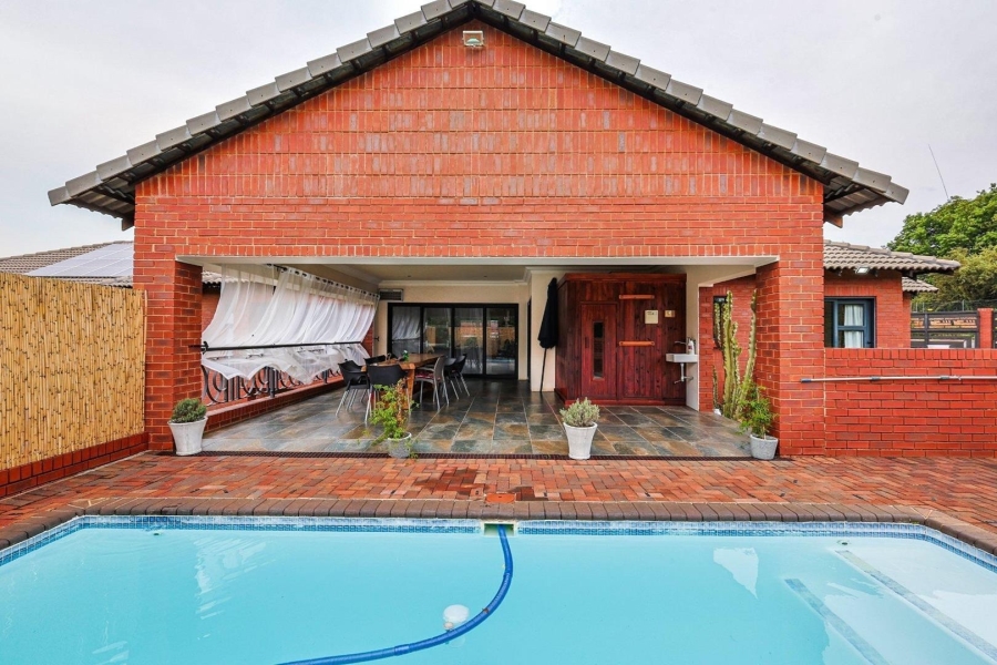 5 Bedroom Property for Sale in Zwavelkloof Gauteng