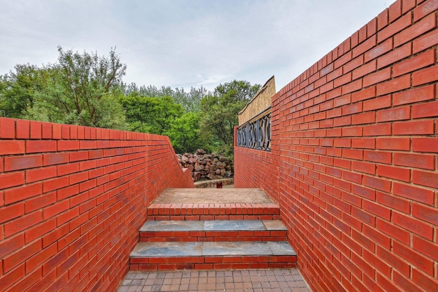 5 Bedroom Property for Sale in Zwavelkloof Gauteng