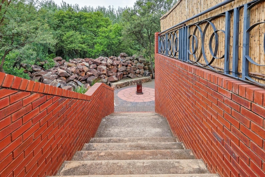 5 Bedroom Property for Sale in Zwavelkloof Gauteng