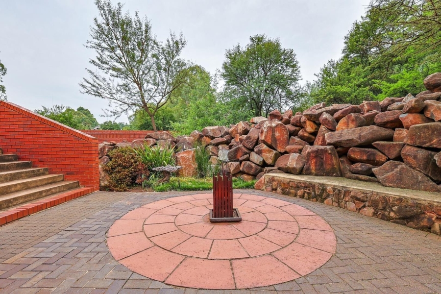 5 Bedroom Property for Sale in Zwavelkloof Gauteng