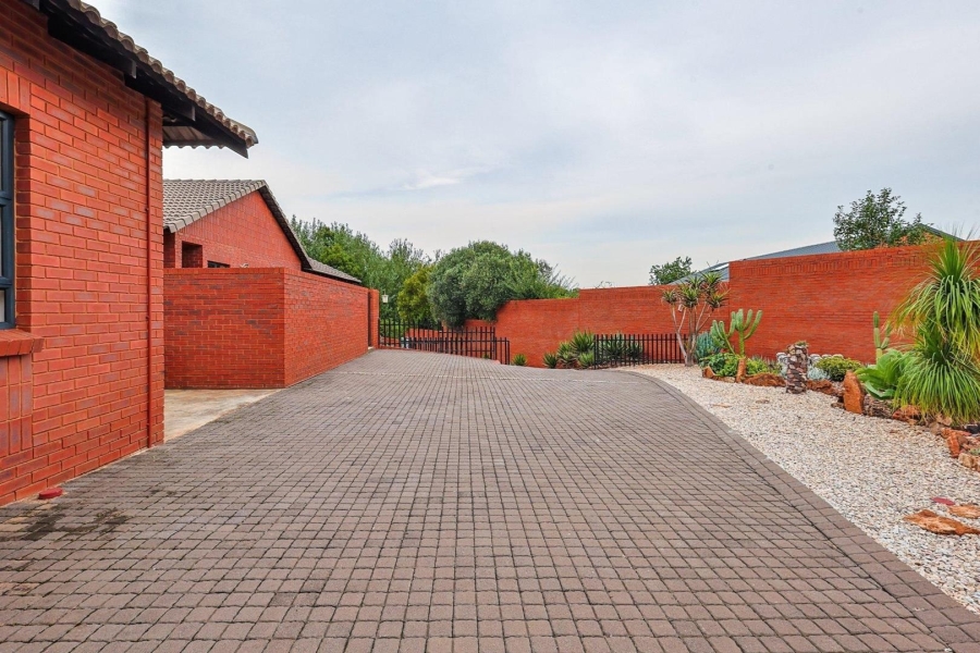 5 Bedroom Property for Sale in Zwavelkloof Gauteng
