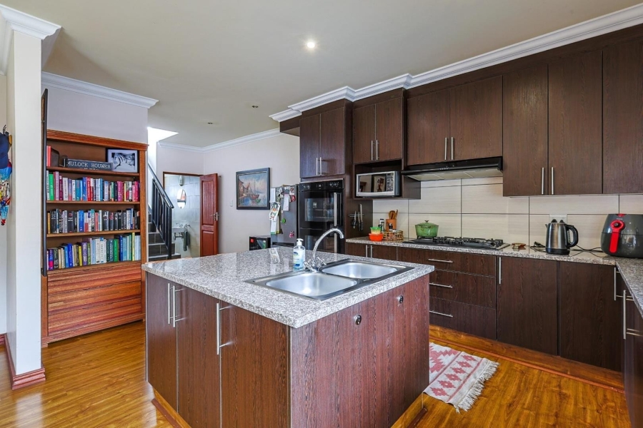 5 Bedroom Property for Sale in Zwavelkloof Gauteng