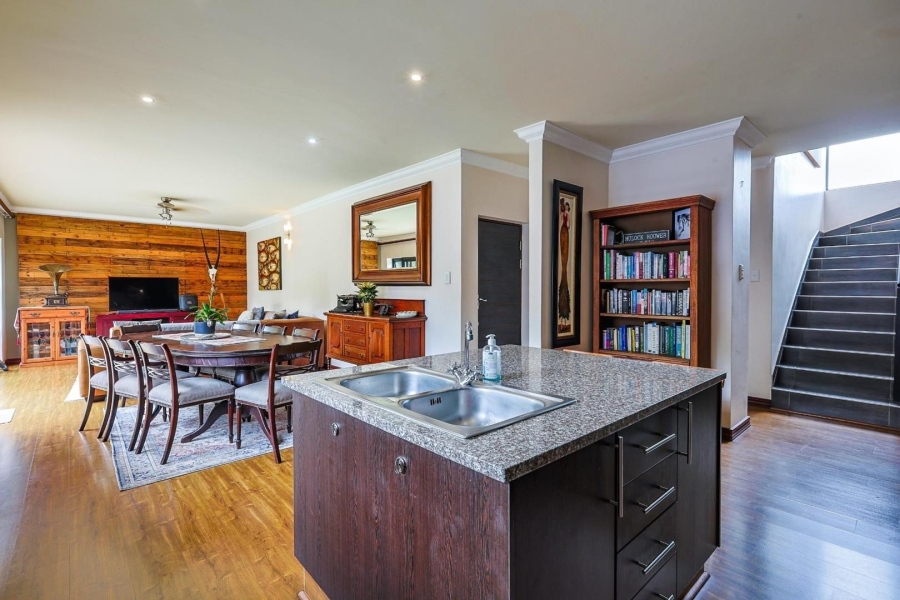 5 Bedroom Property for Sale in Zwavelkloof Gauteng