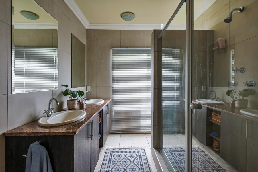 5 Bedroom Property for Sale in Zwavelkloof Gauteng