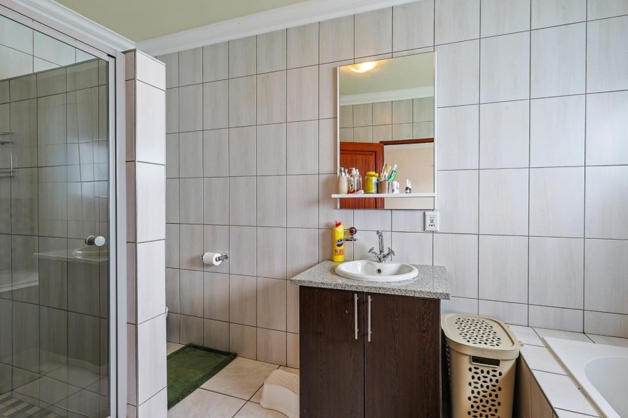 5 Bedroom Property for Sale in Zwavelkloof Gauteng