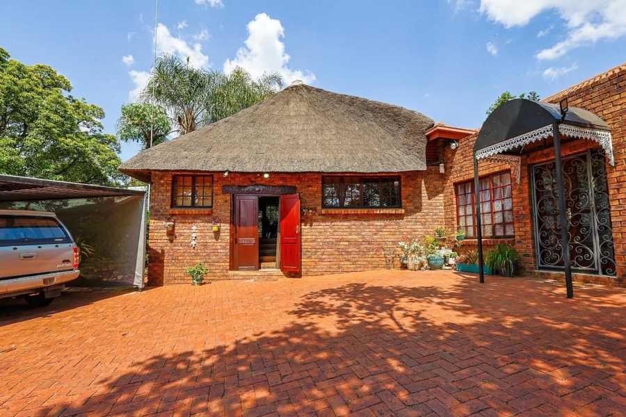 5 Bedroom Property for Sale in Faerie Glen Gauteng