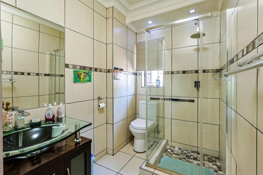 5 Bedroom Property for Sale in Faerie Glen Gauteng