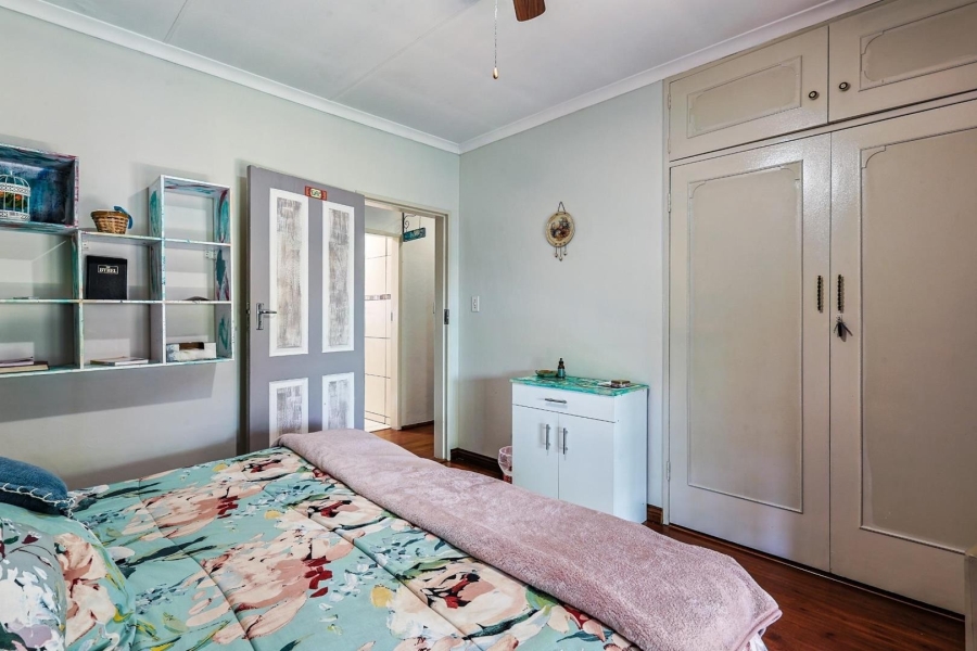 5 Bedroom Property for Sale in Faerie Glen Gauteng