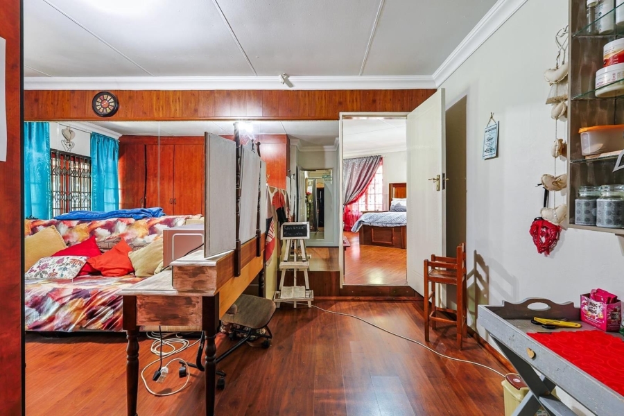 5 Bedroom Property for Sale in Faerie Glen Gauteng