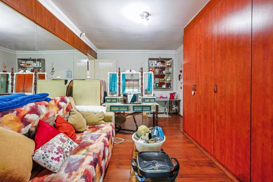 5 Bedroom Property for Sale in Faerie Glen Gauteng