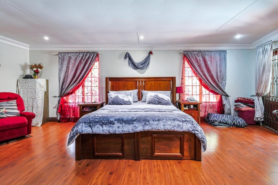 5 Bedroom Property for Sale in Faerie Glen Gauteng