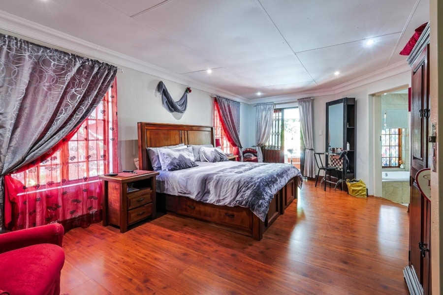 5 Bedroom Property for Sale in Faerie Glen Gauteng