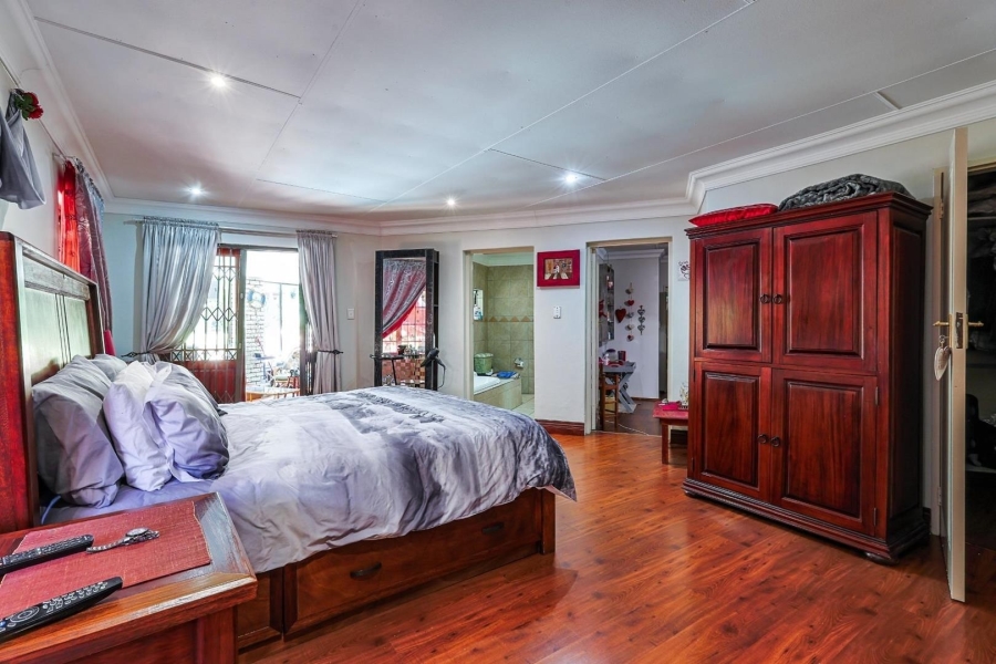 5 Bedroom Property for Sale in Faerie Glen Gauteng