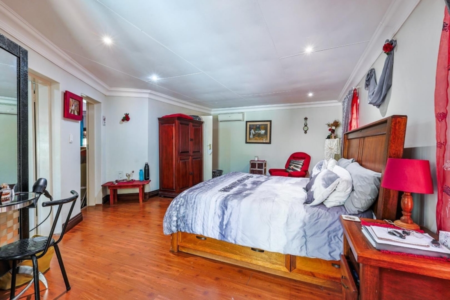 5 Bedroom Property for Sale in Faerie Glen Gauteng