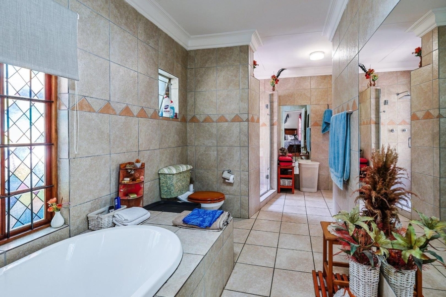 5 Bedroom Property for Sale in Faerie Glen Gauteng