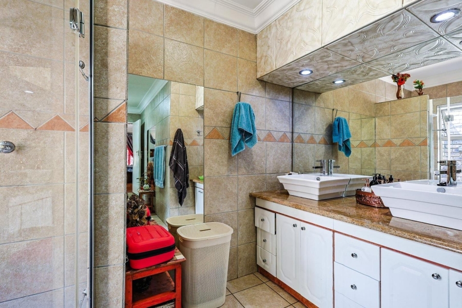 5 Bedroom Property for Sale in Faerie Glen Gauteng