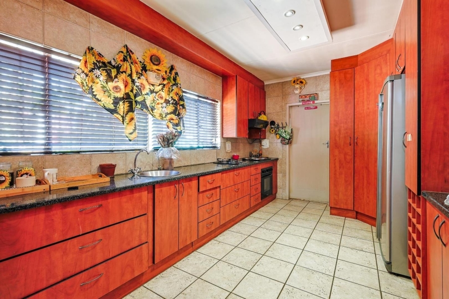 5 Bedroom Property for Sale in Faerie Glen Gauteng