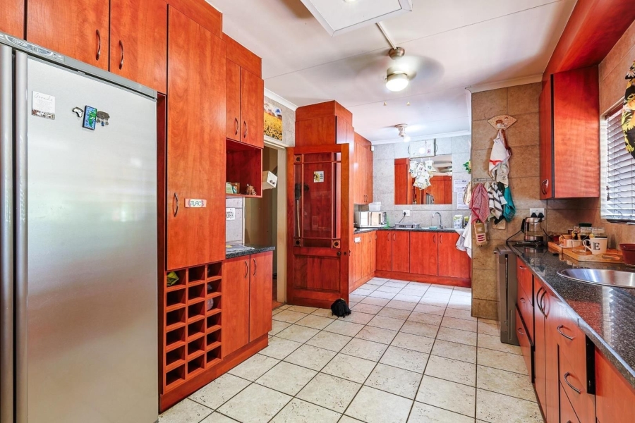 5 Bedroom Property for Sale in Faerie Glen Gauteng