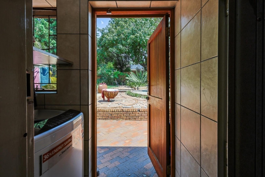 5 Bedroom Property for Sale in Faerie Glen Gauteng