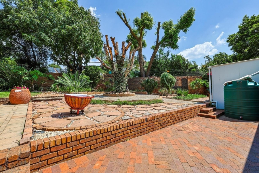 5 Bedroom Property for Sale in Faerie Glen Gauteng