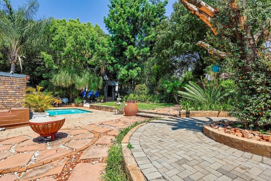 5 Bedroom Property for Sale in Faerie Glen Gauteng