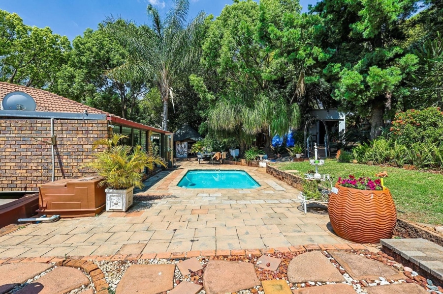 5 Bedroom Property for Sale in Faerie Glen Gauteng