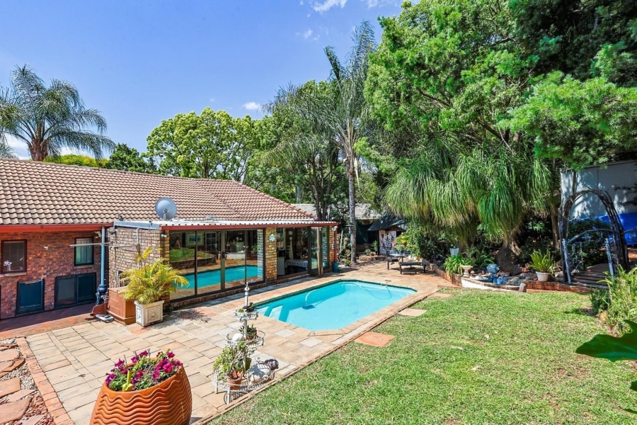 5 Bedroom Property for Sale in Faerie Glen Gauteng