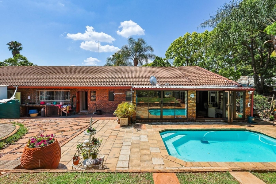 5 Bedroom Property for Sale in Faerie Glen Gauteng