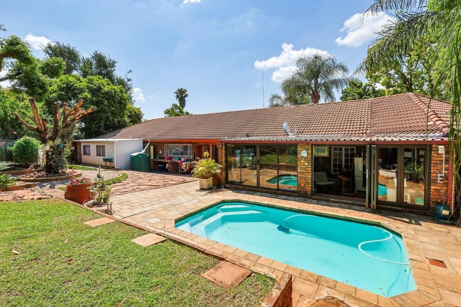 5 Bedroom Property for Sale in Faerie Glen Gauteng